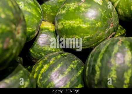 Farbenfrohe und üppige Ausstellung von frischem Obst und Gemüse an einem öffentlichen Marktstand Stockfoto