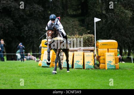 Woodstock, Oxon, Großbritannien. September 2025. Laura Collett aus Großbritannien reitet London 52 während des Cross Country bei der Agria FEI Eventing Europameisterschaft am 20. September 2025 im Blenheim Palace, Woodstock, Vereinigtes Königreich (Foto: Maxime David - MXIMD Pictures) Credit: MXIMD Pictures/Alamy Live News Stockfoto