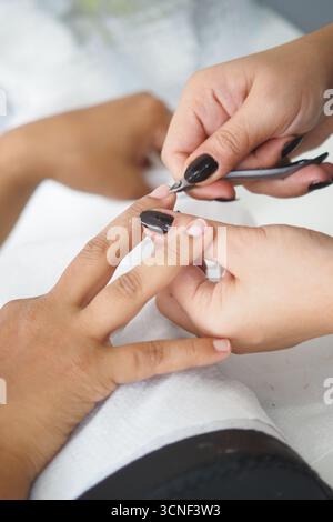 Frau, die Maniküre in einem Schönheitssalon erhält Stockfoto
