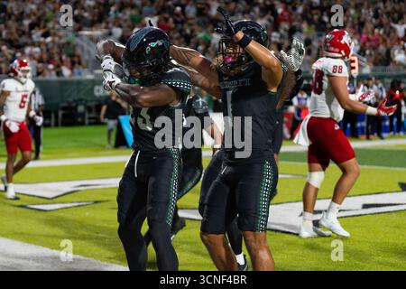 Honolulu, Hawaii, 20. September 2025. Die Defensivverteidiger der University of Hawai'i (L) #23 Virdel edwardsii und (R) Brandon White feiern ein großartiges Defensivspiel, um den Touchdown zu verwehren. Dennoch reichten ihre Bemühungen nicht aus, um Fresno aufzuhalten, der das Spiel mit 23 zu 21 gewann. Quelle: Solomon Thompson/Alamy Live News Stockfoto