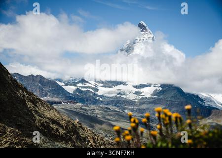 Schneebedecktes Matterhorn und Felsenlandschaft in Zermatt, Schweiz Stockfoto