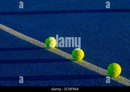 Gelbe Tennisbälle auf einem blauen Sportplatz das Konzept eines modernen Hintergrunds Stockfoto