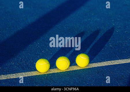 Minimalistische Sportfotografie auf einem blauen Platz das Konzept eines grafischen Designs Stockfoto