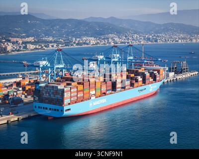 Vado Ligure, Italien - 20. September 2025: Luftaufnahme des Containerhafens. Buntes Muster von Containern im Hafen. Seeverkehrslogistik Stockfoto