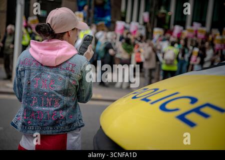 London, Großbritannien. September 2025. Anti-Migranten-Demonstranten führen regelmäßige Demonstrationen vor dem Britannia International Hotel in Canary Wharf gegen die Asylsuchenden im Hotel fort. Guy Corbishley/Alamy Live News Stockfoto