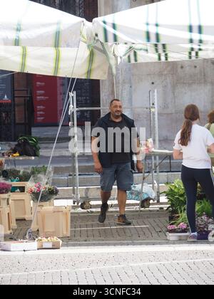 Cremona, Italien - 3. September 2025 sonnige Sommermarktszene im Freien in Cremona Lombardei Italien mit Ständen, an denen frische Blumen und Produkte verkauft werden Stockfoto