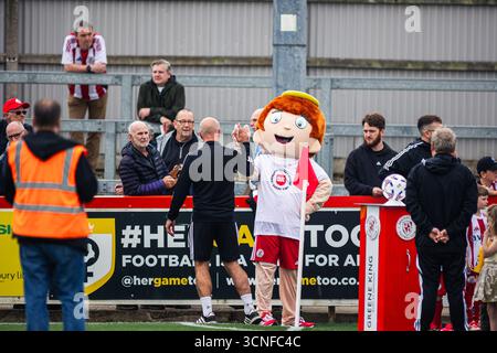 Brackley, Großbritannien. September 2025. Brackley Town FC Maskottchen vor dem Spiel der Enterprise National League zwischen Brackley Town und Sutton United im St. James Park. Quelle: Josh Nesden/Alamy Live News Stockfoto