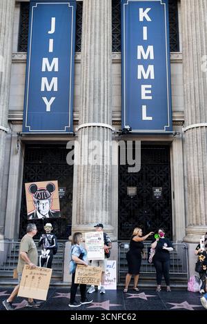 Los Angeles, Usa. September 2025. Am 20. September 2025 treffen sich Demonstranten vor dem El Capitan Theatre und dem Jimmy Kimmel Live Studio in Hollywood. Quelle: SOPA Images Limited/Alamy Live News Stockfoto