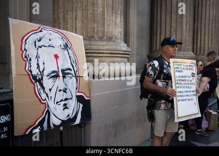 Los Angeles, Usa. September 2025. Am 20. September 2025 treffen sich Demonstranten vor dem El Capitan Theatre und dem Jimmy Kimmel Live Studio in Hollywood. Quelle: SOPA Images Limited/Alamy Live News Stockfoto