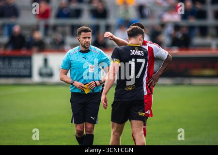 Brackley, Großbritannien. September 2025. Das Spiel war offiziell während des Spiels der Enterprise National League zwischen Brackley Town und Sutton United im St. James Park. Quelle: Josh Nesden/Alamy Live News Stockfoto