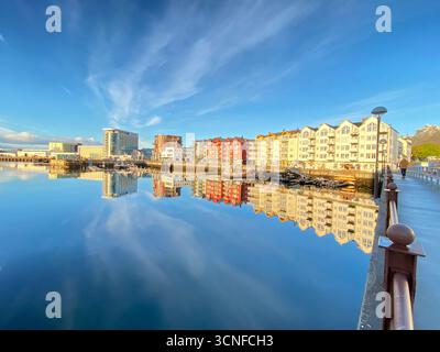 Ein norwegisches Herbstsonnenlicht über der stillen Wasserspiegelung auf dem Fischerhafen in der kleinen Stadt Svolaer auf den Lofoten-Inseln in Norwegen, Scan Stockfoto