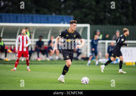 Brackley, Großbritannien. September 2025. Spieler von Sutton United, der mit dem Ball beim Spiel der Enterprise National League zwischen Brackley Town und Sutton United im St. James Park spielt. Quelle: Josh Nesden/Alamy Live News Stockfoto