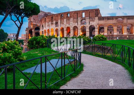 Geschwungener Fußweg, der zum neuen Panoramablick auf das Kolosseum in der Abenddämmerung führt, Rom, Italien. Stockfoto