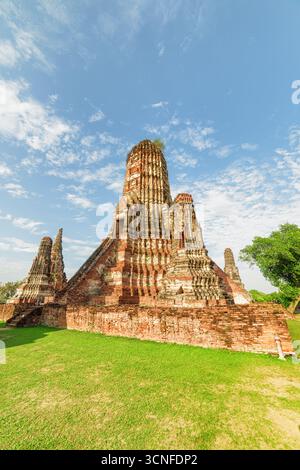 Türme (Prangs) des Wat Chaiwatthanaram in Ayutthaya, Thailand. Malerische Ruinen des buddhistischen Tempels in der antiken Stadt des Ayutthaya-Königreichs (Siam). Stockfoto