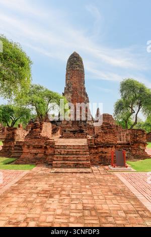 Fantastischer Turm (Prang) des Wat Phra RAM in Ayutthaya, Thailand. Malerische Ruinen des buddhistischen Tempels in der antiken Stadt des Ayutthaya-Königreichs (Siam). Stockfoto