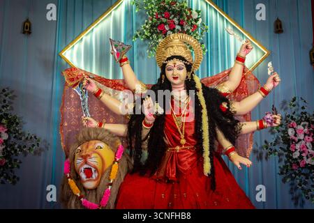 Wunderschön dekoriertes Idol der Göttin Durga während des Durga Puja Festivals Stockfoto