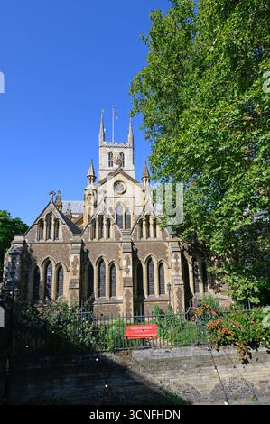 London, Großbritannien. Southwark Cathedral (Kathedrale und Stiftskirche St. Erlöser und St. Mary Overie) 12.Jh., 13.Jh. nach dem Großen Feuer wieder aufgebaut, von hier aus gesehen Stockfoto