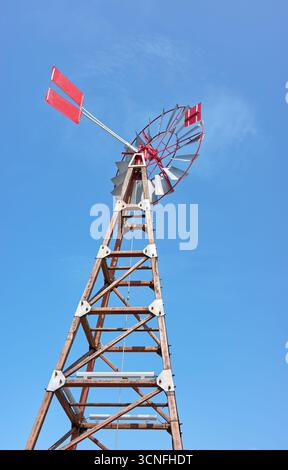 Eine alte Windpumpe am blauen Himmel. Stockfoto