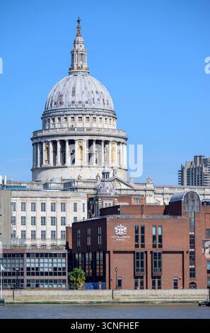 London, Großbritannien. St Paul's Cathedral und die City of London School über die Themse vom South Bank aus gesehen Stockfoto
