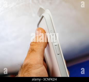 Paris, Frankreich - 19. September 2025: Halten Sie den Stoßfänger des iPhone Air in der Hand in der Verpackung, wobei die seitlichen Tasten und das schützende Design hervorgehoben werden. Stockfoto