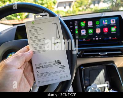 Paris, Frankreich - 19. September 2025: Hand hält die Ladenkoffer des iPhone Air Stoßfängergehäuses in einem Elektrofahrzeug und zeigt detaillierte technische Daten Stockfoto