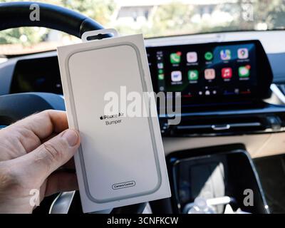 Paris, Frankreich – 19. September 2025: Nahaufnahme der Vorderseite des iPhone Air-Stoßfängers, die von Hand gehalten wird, mit der Apple CarPlay-Schnittstelle auf dem Stockfoto
