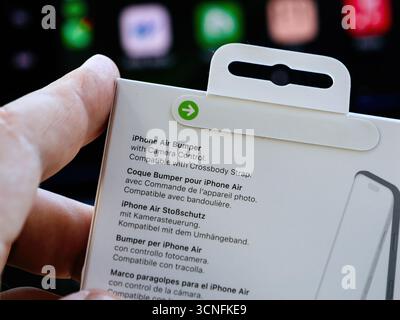 Paris, Frankreich - 19. September 2025: Nahaufnahme der Apple iPhone Air Stoßfängerhülle im Einzelhandel mit mehrsprachigen Produktdetails in der Hand in elektrisch Stockfoto
