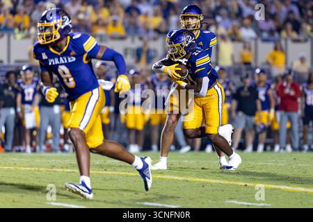 Greenville, North Carolina, USA. September 2025. East Carolina Pirates laufen zurück MARLON GUNN JR. (21) spielt den Ball in der ersten Hälfte des nicht-Konferenz-Fußballspiels zwischen den Big 12's (B12) Brigham Young University (BYU) Cougars und den East Carolina University (ECU) Pirates der American Athletic Conference am 20. September 2025 im Dowdy-Ficklen Stadium in Greenville, NC. BYU hat 34 ECU abgelehnt. (Kreditbild: © Israel Anta via ZUMA Press Wire) NUR REDAKTIONELLE VERWENDUNG! Nicht für kommerzielle ZWECKE! Stockfoto