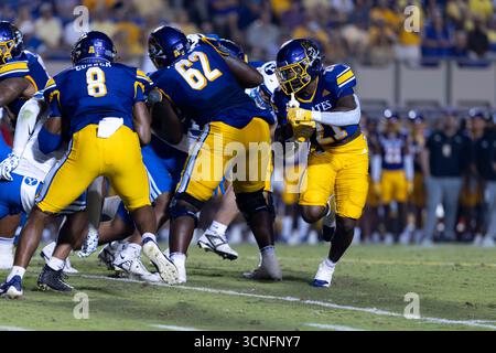 Greenville, North Carolina, USA. September 2025. East Carolina Pirates laufen zurück MARLON GUNN JR. (21) spielt den Ball in der ersten Hälfte des nicht-Konferenz-Fußballspiels zwischen den Big 12's (B12) Brigham Young University (BYU) Cougars und den East Carolina University (ECU) Pirates der American Athletic Conference am 20. September 2025 im Dowdy-Ficklen Stadium in Greenville, NC. BYU hat 34 ECU abgelehnt. (Kreditbild: © Israel Anta via ZUMA Press Wire) NUR REDAKTIONELLE VERWENDUNG! Nicht für kommerzielle ZWECKE! Stockfoto