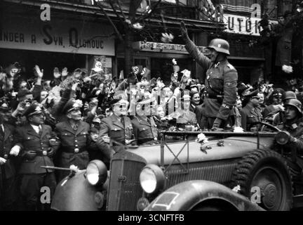Das Prager Volk begrüßt das SS-Lebstandarte Adolf Hitler-Regiment, als es in die Stadt eindringt. 1939 Stockfoto