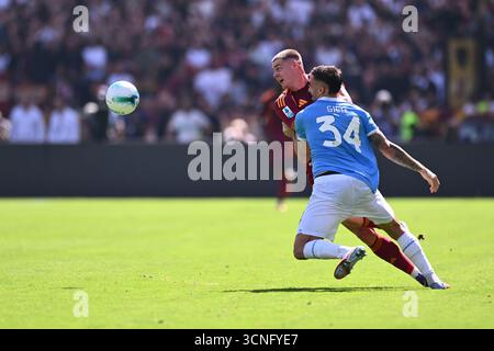Rom, Italien. September 2025. Mario Gila von S.S. Lazio und Evan Ferguson von A. S. Roma sind am 4. Tag der Serie A Meisterschaft zwischen S.S. Lazio und A. S. Roma im Olympiastadion am 21. September 2025 in Rom, Italien, im Einsatz. Quelle: Domenico Cippitelli/Alamy Live News Stockfoto