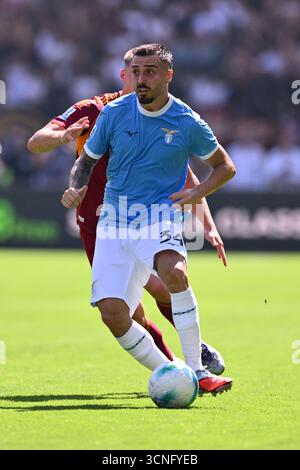 Rom, Italien. September 2025. Mario Gila von S.S. Lazio und Evan Ferguson von A. S. Roma sind am 4. Tag der Serie A Meisterschaft zwischen S.S. Lazio und A. S. Roma im Olympiastadion am 21. September 2025 in Rom, Italien, im Einsatz. Quelle: Domenico Cippitelli/Alamy Live News Stockfoto