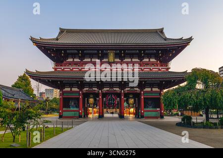 Hozomon Gate, alias Niomon, das innere Tor von Sensoji in Asakusa, Tokio, Japan. Übersetzung: Sensoji-Tempel und Kobuna-Bezirk Stockfoto