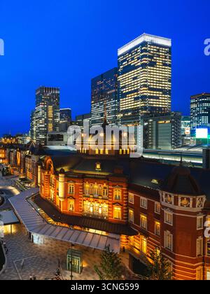 Landschaft des Bahnhofs Tokio bei Nacht in Tokio Stadt, Kanto, Japan Stockfoto