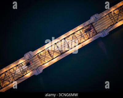 Nächtlicher Blick auf die Traffic Bridge in Saskatoon, Saskatchewan, mit Stadtlichtern, die auf dem South Saskatchewan River reflektieren. Stockfoto