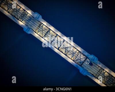 Nächtlicher Blick auf die Traffic Bridge in Saskatoon, Saskatchewan, mit Stadtlichtern, die auf dem South Saskatchewan River reflektieren. Stockfoto