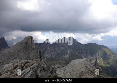Panoramablick auf den Süden vom Refugio Nuvolau, Dolomiten, August 2025 Stockfoto