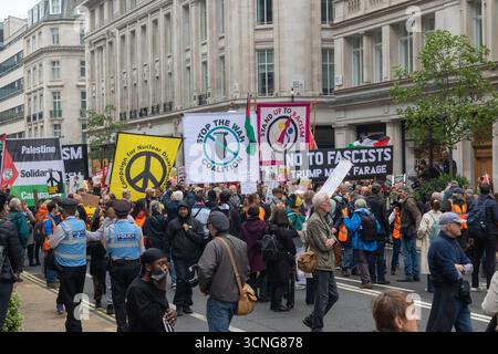 London, Vereinigtes Königreich, 17. September 2025: Der Stop Trump Coalition Marsch in Central London. Die Rallye beginnt mit dem marsch durch london Stockfoto