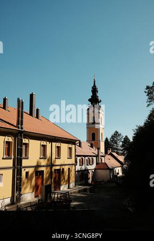 Malerischer Blick auf den Turm des Klosters Grgeteg und die Gebäude unter klarem blauem Himmel im Fruska Gora Nationalpark. Serbien Land. Stockfoto