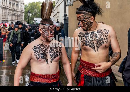 Eine Christian Maori Gruppe aus Neuseeland kommt in the Rain an, um die Haka auf der Bühne bei der Unite the Kingdom Rally in London aufzuführen. Stockfoto