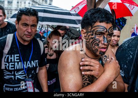 Eine Christian Maori Gruppe aus Neuseeland kommt in the Rain an, um die Haka auf der Bühne bei der Unite the Kingdom Rally in London aufzuführen. Stockfoto
