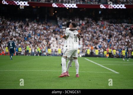 Kylian Mbappé feiert mit Vinicius Jr, nachdem er während des LaLiga-Spiels gegen Espanyol in Santiago Bernabéu, Madrid, 09/2025 Torschützen konnte Stockfoto