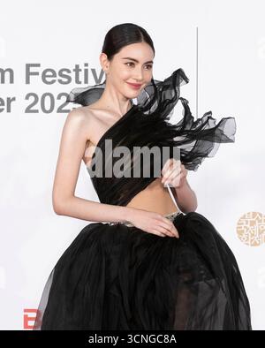 17. September 2025 - Busan, Südkorea: Die thailändische Schauspielerin Davika Hoorne, kommt am 17. September 2025 im Busan Cinema Center in Busan, Süd-Seoul, Südkorea, bei der Eröffnung des roten Teppichs am 30. Busan International Film Festival. (Foto: Lee Young-HO/SIPA USA) Stockfoto