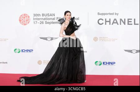 17. September 2025 - Busan, Südkorea: Die thailändische Schauspielerin Davika Hoorne, kommt am 17. September 2025 im Busan Cinema Center in Busan, Süd-Seoul, Südkorea, bei der Eröffnung des roten Teppichs am 30. Busan International Film Festival. (Foto: Lee Young-HO/SIPA USA) Stockfoto