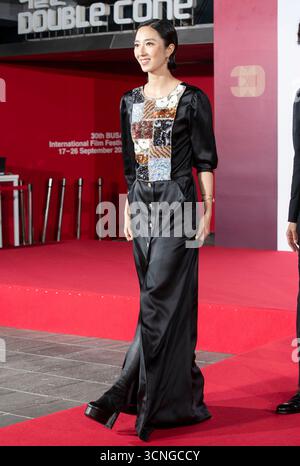 17. September 2025 - Busan, Südkorea: Die taiwanesische Schauspielerin Gwey LUN-Mei trifft 30 am 17. September 2025 im Busan Cinema Center in Busan, Süd-Seoul, Südkorea, die Eröffnungszeremonie des roten Teppichs ein. (Foto: Lee Young-HO/SIPA USA) Stockfoto