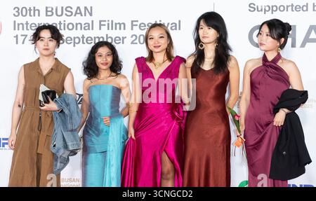 17. September 2025 - Busan, Südkorea : Yang Yuan, Lai Yuqing, Thong Sopheanith, Li Fang, Nine Deka, Eröffnungszeremonie mit rotem Teppich während des 30. Busan International Film Festival am 17. September 2025 im Busan Cinema Center in Busan, südlich von Seoul, Südkorea. (Foto: Lee Young-HO/SIPA USA) Stockfoto
