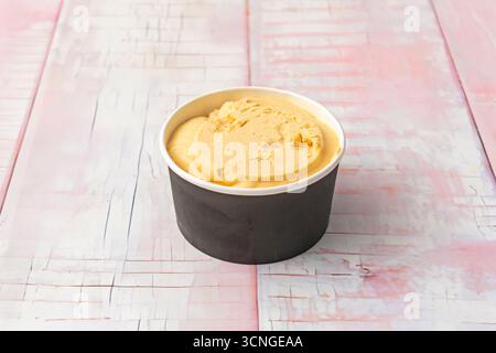 Eine Wanne mit Keksen und Eiscreme mit großen Oreo-Keksbrocken und Vanillecreme, garniert mit einem ganzen Keks Stockfoto