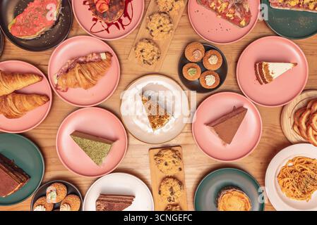 Ein geometrisches Design aus geschnittenem ​​cakes: Roter Samt, Opernkuchen und Karottenkuchen mit moderner Dekoration Stockfoto