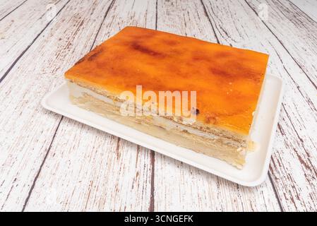Gesalzene Karamelltorte mit einem knusprigen Verdauungskeks und Walnussbasis, garniert mit einer glatten Karamell- und Semisweet-Schokoladenfüllung Stockfoto
