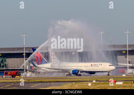 Brüssel, Belgien, 19. September 2025 Wassersalute, Delta Airlines Flugzeug von Feuerwehrfahrzeugen übergossen. Boeing 767 Stockfoto